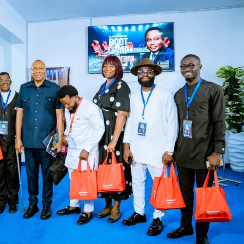 Dr.-Ben-Nwankwo-Giving-Out-Gifts-to-Participants-of-the-Mr.-Empowerment-BootCamprealestatebootcamp-mrempowerment-realestateinvestors-pwanmax-pwan-2
