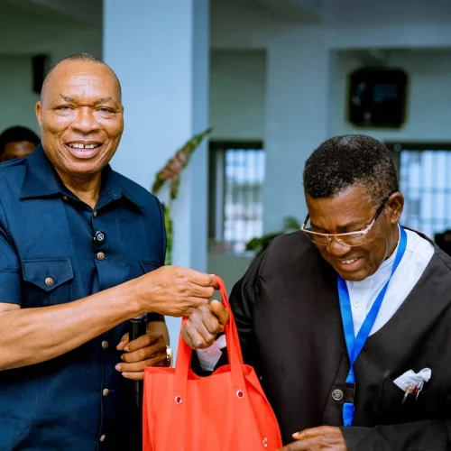 Dr.-Ben-Nwankwo-Giving-Out-Gifts-to-Participants-of-the-Mr.-Empowerment-BootCamprealestatebootcamp-mrempowerment-realestateinvestors-pwanmax-pwan-3